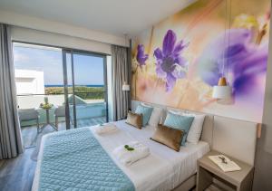 Postel nebo postele na pokoji v ubytování Incognito Creta Luxury Suites and More