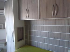 una cucina con mobili in legno e pavimento verde di Estrela do Mar a Florianópolis Altre 10 foto