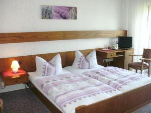 Postel nebo postele na pokoji v ubytování Hotel Tannenhof