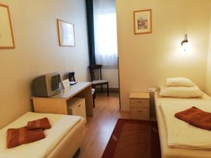 A bed or beds in a room at Polus Pension