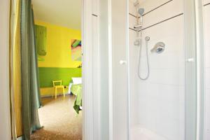 ローマにあるLuna D'Estのバスルーム(シャワー付)、ベッドルーム1室が備わります。