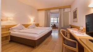 سرير أو أسرّة في غرفة في Hotel Post - OlangCard included