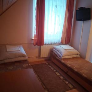 Posteľ alebo postele v izbe v ubytovaní Kwatery pod Doliną