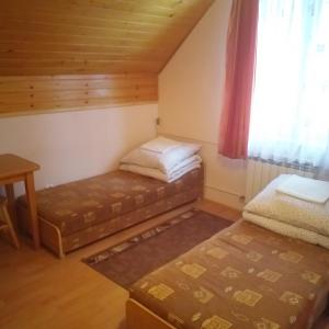 Posteľ alebo postele v izbe v ubytovaní Kwatery pod Doliną