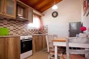 Кухня или мини-кухня в Athina studios and apartments
