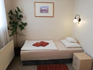 A bed or beds in a room at Polus Pension