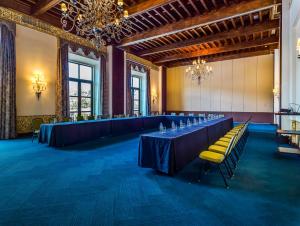 Hotel Solar de las Animas في تيكيلا: غرفة كبيرة مع طاولات طويلة وكراسي صفراء