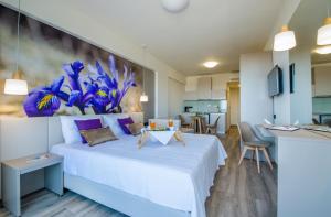 Postel nebo postele na pokoji v ubytování Incognito Creta Luxury Suites and More