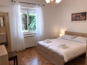 A bed or beds in a room at Apartments Mikelic