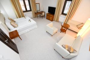 Řitka的住宿－Atrium-Accomm，卧室享有高空美景,配有一张床和椅子