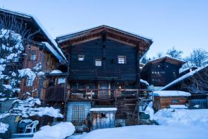 une cabane en rondins dans la neige recouverte de neige dans l'établissement Stadel Ritz, à Niederwald