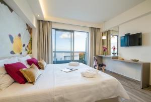 Postel nebo postele na pokoji v ubytování Incognito Creta Luxury Suites and More