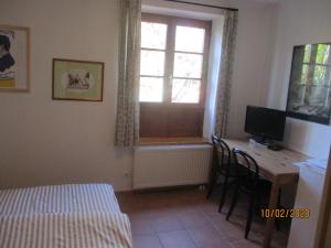 Μια τηλεόραση ή/και κέντρο ψυχαγωγίας στο Maison d'hôtes Alsace - 4 chambres d'hôte - private Gästezimmer Elsass - private guest rooms Alsace