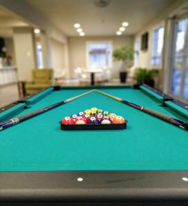 Billiards table sa Stratus Suites Boutique Hotel