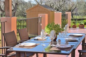 una mesa azul con platos y vasos en un patio en Finca Sa Vinyeta 504 by Mallorca Charme en Binissalem