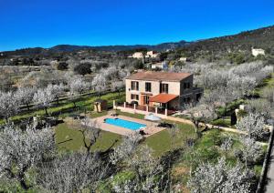 una vista aérea de una casa con piscina en Finca Sa Vinyeta 504 by Mallorca Charme en Binissalem