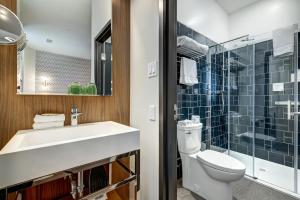 Um banheiro em Hôtel Uville Montréal