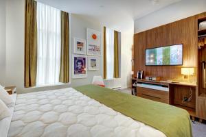 Cama ou camas em um quarto em Hôtel Uville Montréal