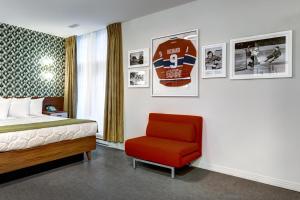 Cama ou camas em um quarto em Hôtel Uville Montréal