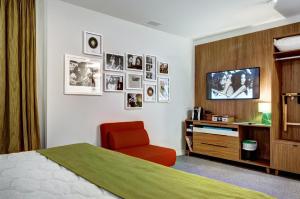 Uma TV ou centro de entretenimento em Hôtel Uville Montréal