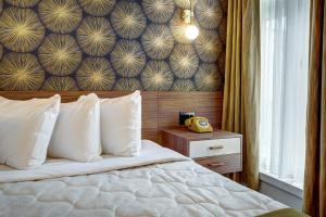 Cama ou camas em um quarto em Hôtel Uville Montréal