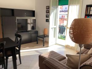 salon z kanapą i stołem w obiekcie Corso Senatore Matarazzo 145 Apartment con terrazzo w mieście Santa Maria di Castellabate