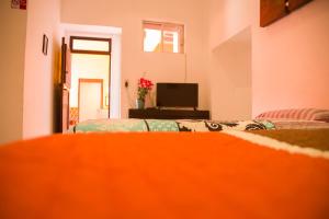 a bedroom with two beds and a television in it at Hotel Cuauhtemoc in Quer&eacute;taro