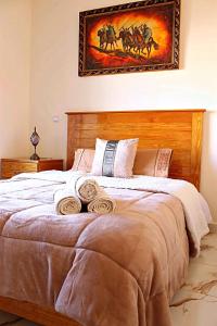 - une chambre avec un lit orné d'une peinture murale représentant des chevaux dans l'établissement Azra Homes Famille uniquement, à Saïdia