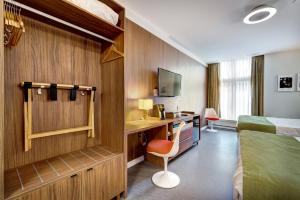 Uma TV ou centro de entretenimento em Hôtel Uville Montréal