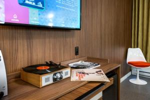Uma TV ou centro de entretenimento em Hôtel Uville Montréal