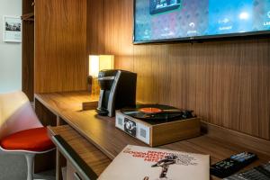 Uma TV ou centro de entretenimento em Hôtel Uville Montréal