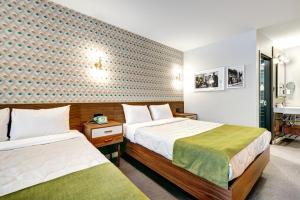 Cama ou camas em um quarto em Hôtel Uville Montréal