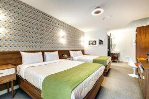 Cama ou camas em um quarto em Hôtel Uville Montréal