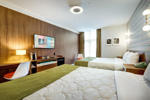 Cama ou camas em um quarto em Hôtel Uville Montréal