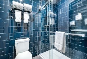 Um banheiro em Hôtel Uville Montréal