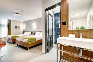 Cama ou camas em um quarto em Hôtel Uville Montréal