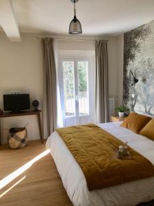 um quarto com uma cama grande e uma janela em Les Terres Rouges 06 em Guillaumes