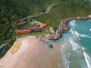 uma vista aérea de um resort numa praia em Hotel Atalaia do Mariscal em Bombinhas