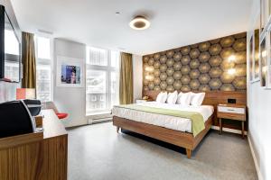 Cama ou camas em um quarto em Hôtel Uville Montréal