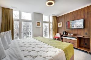 Cama ou camas em um quarto em Hôtel Uville Montréal