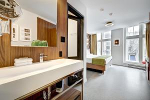 A cozinha ou cozinha compacta de Hôtel Uville Montréal