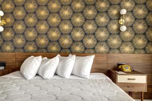Cama ou camas em um quarto em Hôtel Uville Montréal