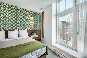 Cama ou camas em um quarto em Hôtel Uville Montréal