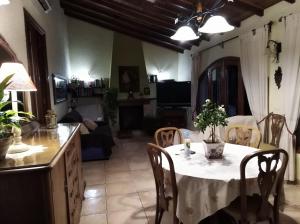 een eetkamer met een tafel en een keuken bij Casa la Gaspareta in Beniarbeig