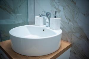Ένα μπάνιο στο IRRESISTABLE STUDIO IN THE HEART OF XANTHI