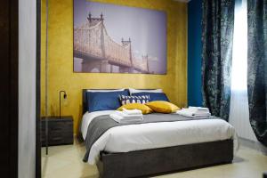 a bedroom with a bed with a painting of a bridge at B&B da Titina 153 in Castel San Giorgio