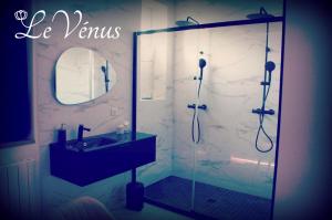 Vannas istaba naktsmītnē Le Vénus - Appartement SPA Privatif Balnéo Sauna