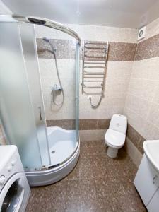 リヴィウにあるКвартира с прекрасным видомのバスルーム(シャワー、トイレ、シンク付)