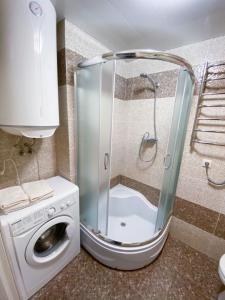 リヴィウにあるКвартира с прекрасным видомのバスルーム(シャワー、洗濯機付)