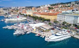 un grupo de barcos están atracados en un puerto en ODEON Apartment And Rooms, en Rijeka